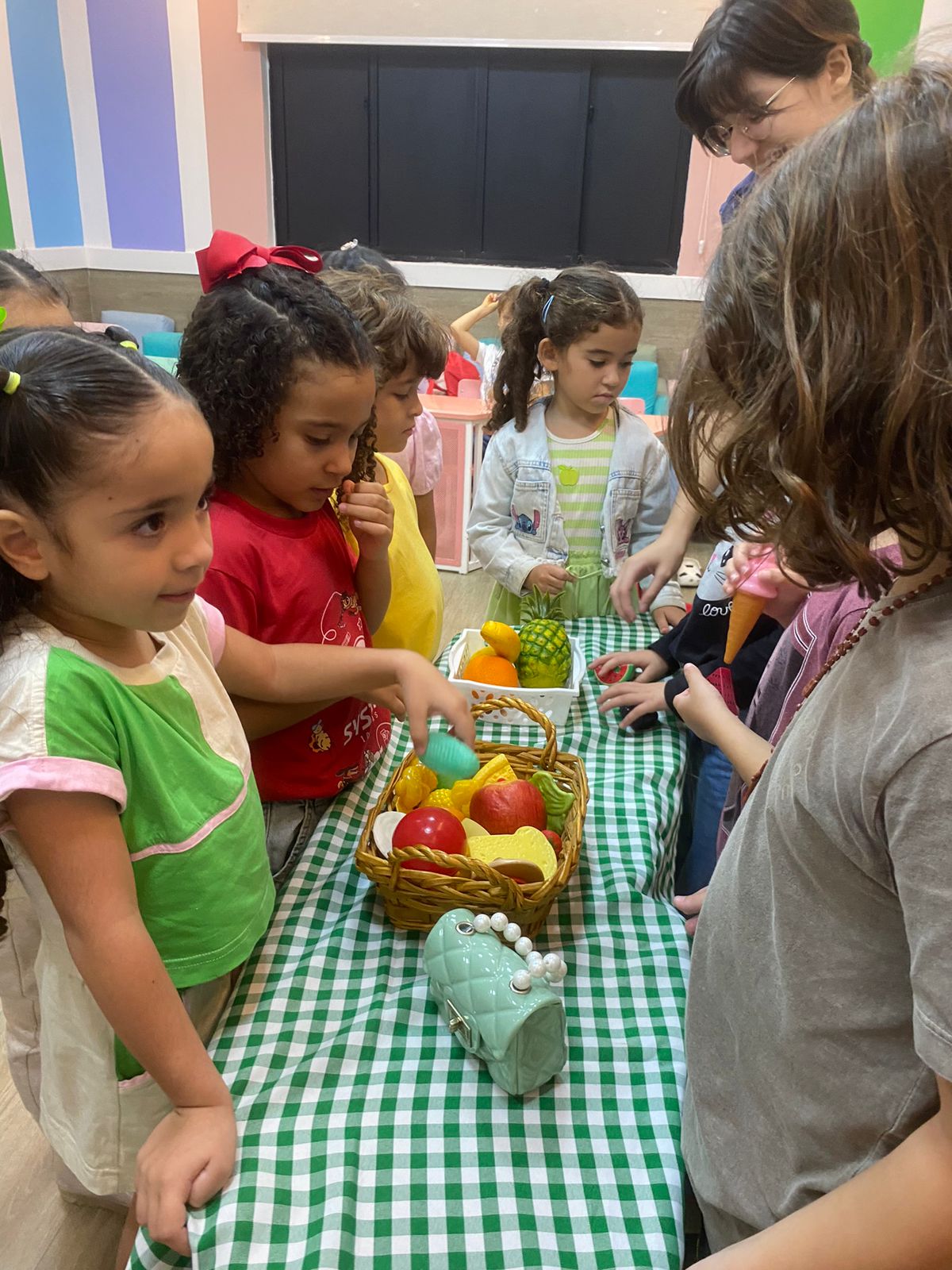 alunos aprendendo feira